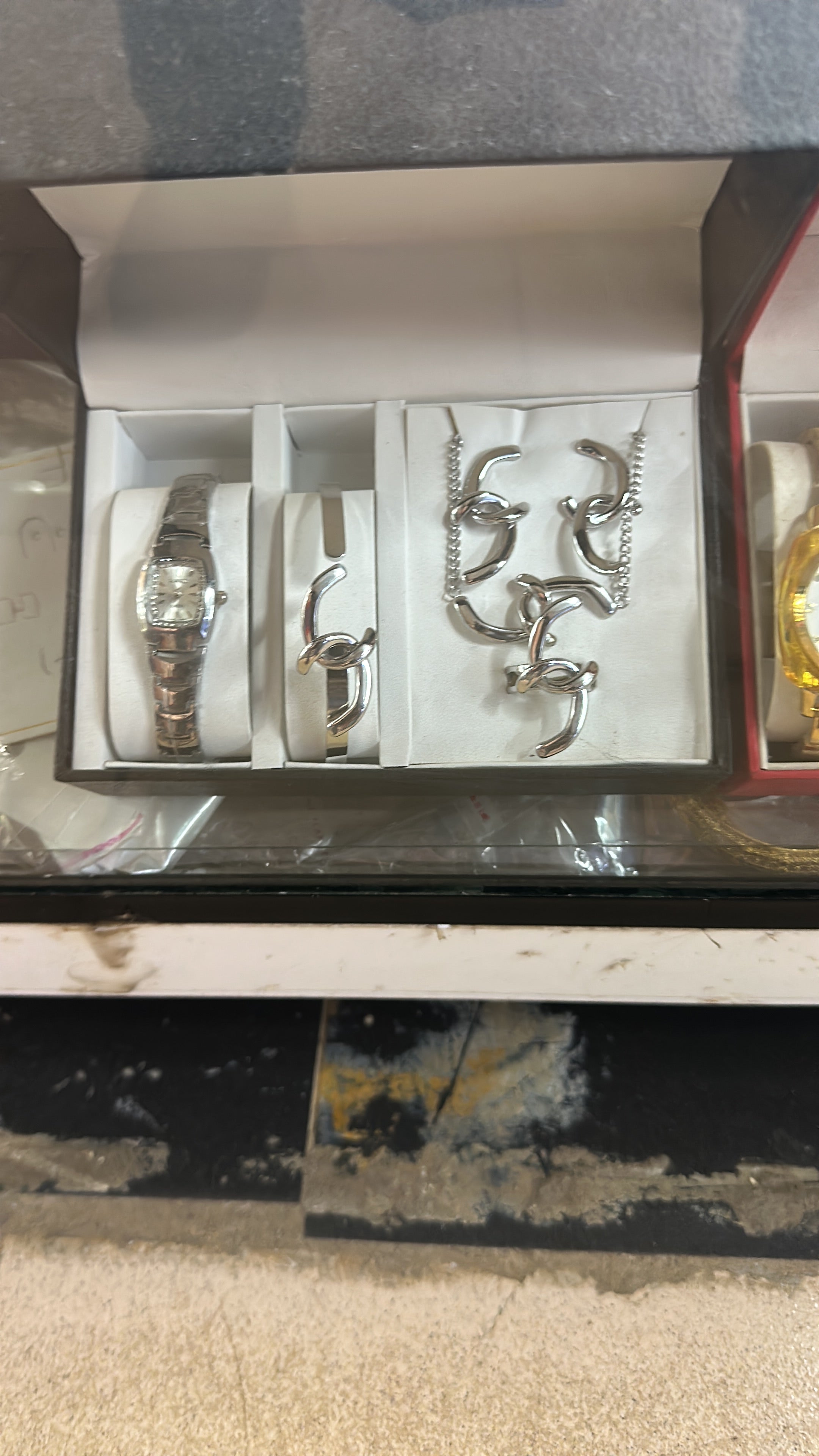 L'Écrin de Beauté: Coffret Cadeau Bijoux 6-en-1